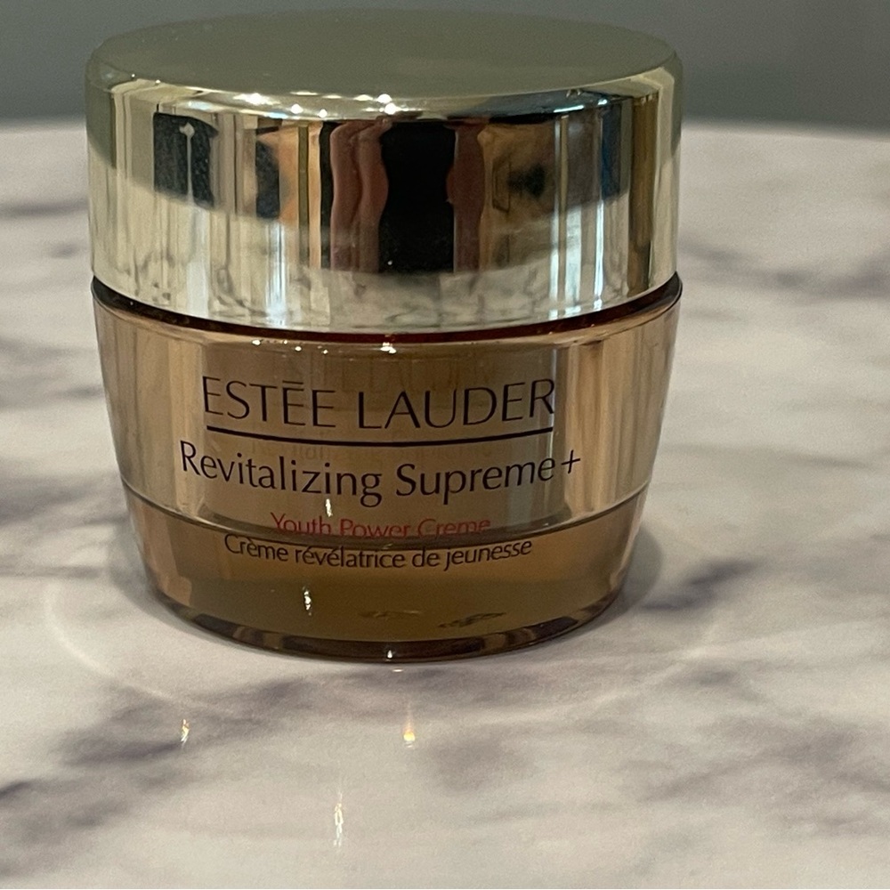 Estée Lauder
Revitalizing Supreme+ Moisturizer
Youth Power Creme .5oz NWT